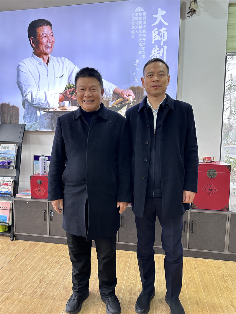 2025年1月23日上午，信陽(yáng)市委常務(wù)副市長(zhǎng)秦保健來(lái)公司看望一線(xiàn)全國(guó)勞模李廣義